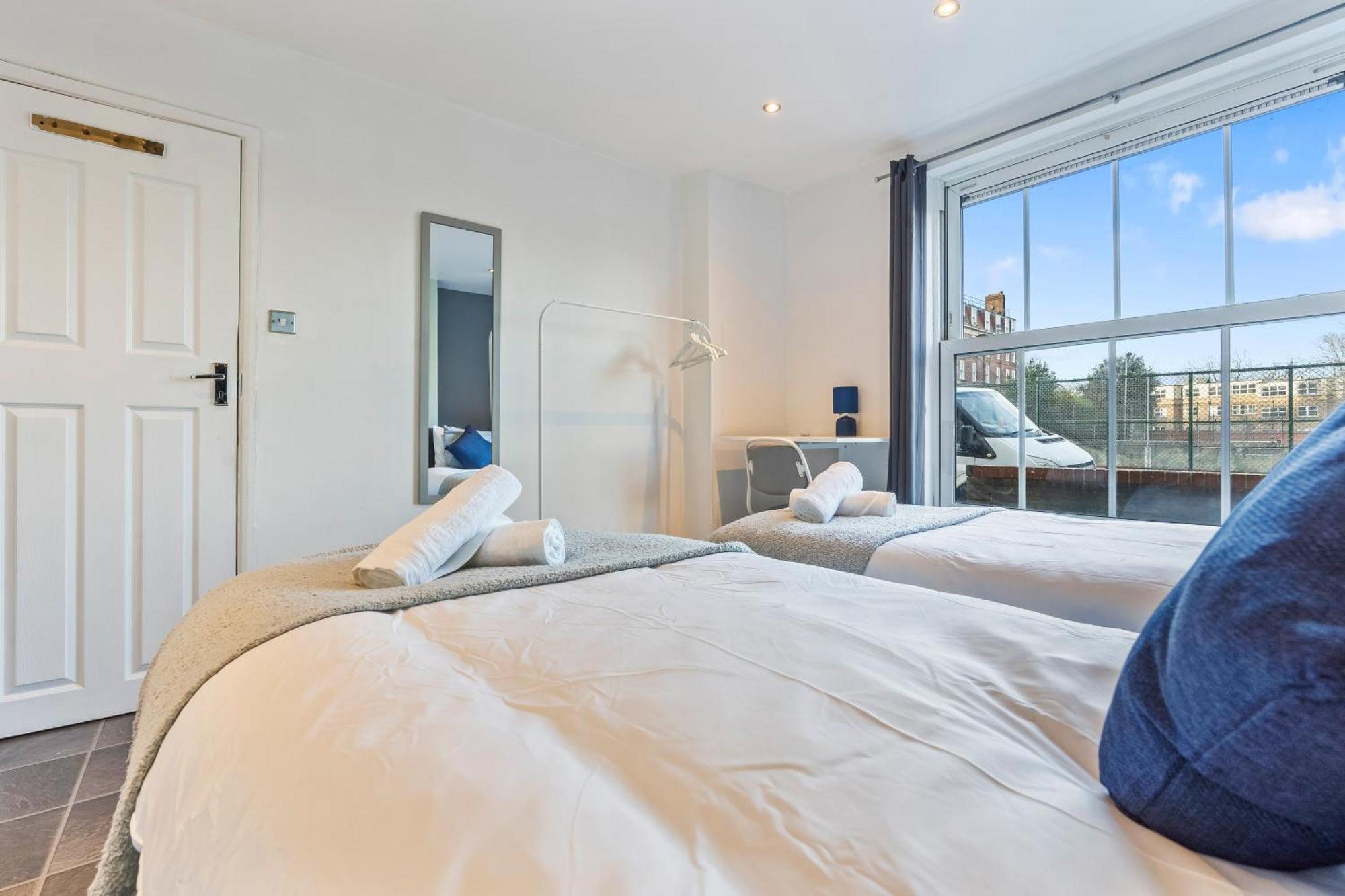Comfy 4Br House Close To Subway London Exterior photo